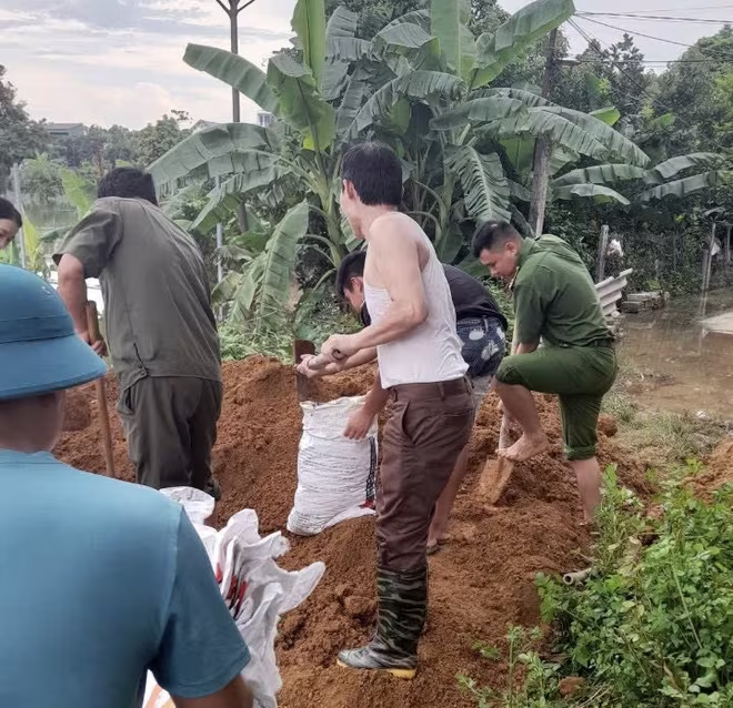 CBCS CAH Sóc Sơn cùng các lực lượng hỗ trợ đắp đê