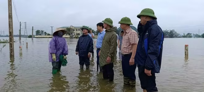 Nước sông dâng cao, nhiều quận, huyện của Hà Nội đã bị ngập sâu