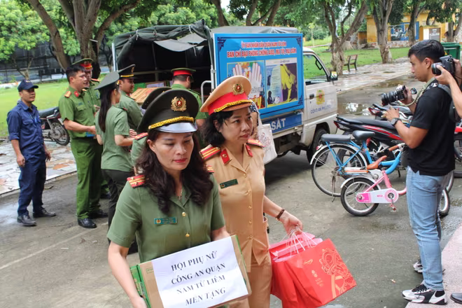 Mang theo những món quà tình cảm đến với nhân dân