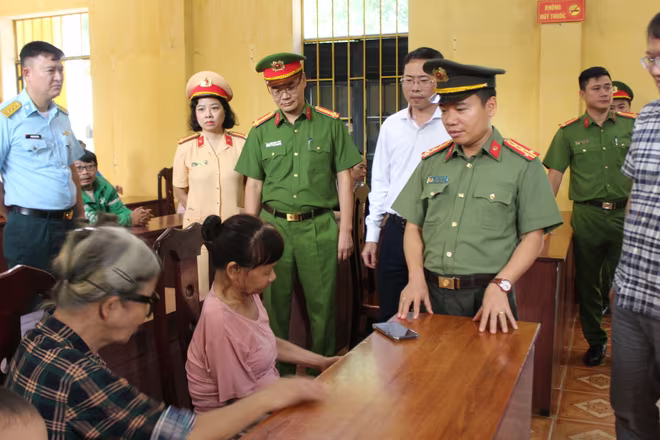 Đại tá Mai Tùng Lâm, Phó trưởng CAQ Nam Từ Liêm thăm hỏi nhân dân tổ 15 phường Cầu Diễn đang phải tạm cư tại Trạm Ra đa 26 do nhà bị ngập