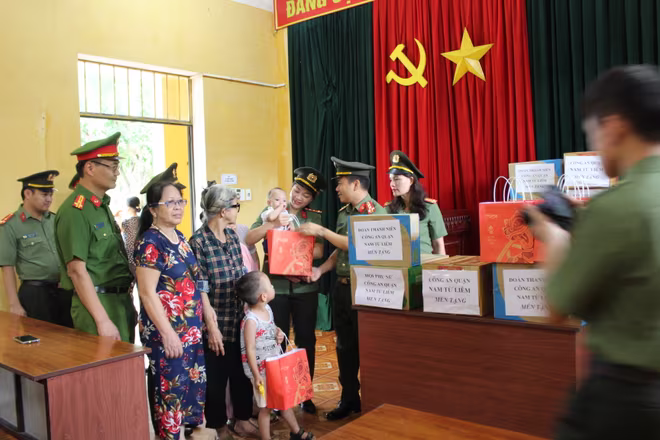 Tặng quà nhân dân bị ảnh hưởng bão lũ