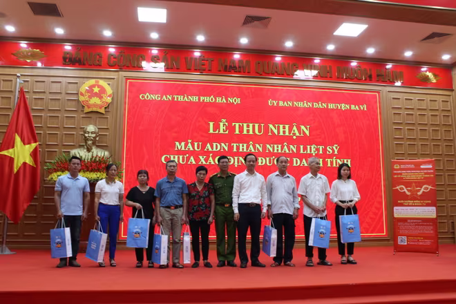 Tri ân thân nhân liệt sỹ đến lấy mẫu ADN