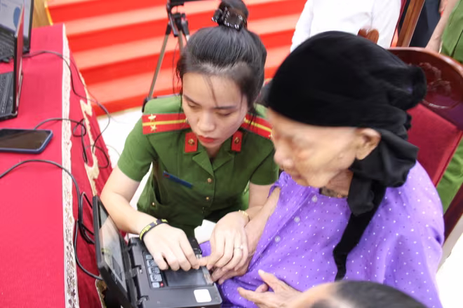 CAH Ba Vì thu nhận hồ sơ cấp Căn cước cho các Mẹ Việt Nam Anh hùng