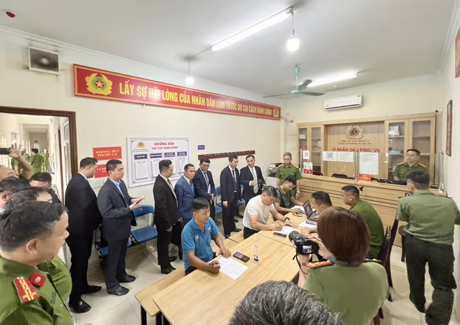 Đoàn Tổng cục Căn cước, Bộ Nội vụ Campuchia mục sở thị công tác quản lý cư trú trên hệ thống kỹ thuật số tại CAP Ô Chợ Dừa, quận Đống Đa Đoàn Tổng cục Căn cước, Bộ Nội vụ Campuchia mục sở thị công tác quản lý cư trú trên hệ thống kỹ thuật số tại CAP Ô Chợ Dừa, quận Đống Đa