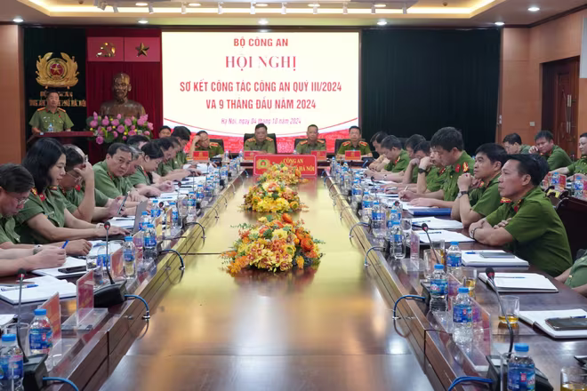 Hình ảnh hội nghị trực tuyến tại điểm cầu CATP Hà Nội Đại tá Nguyễn Thành Long, Phó Giám đốc CATP Hà Nội tham luận từ điểm cầu CATP