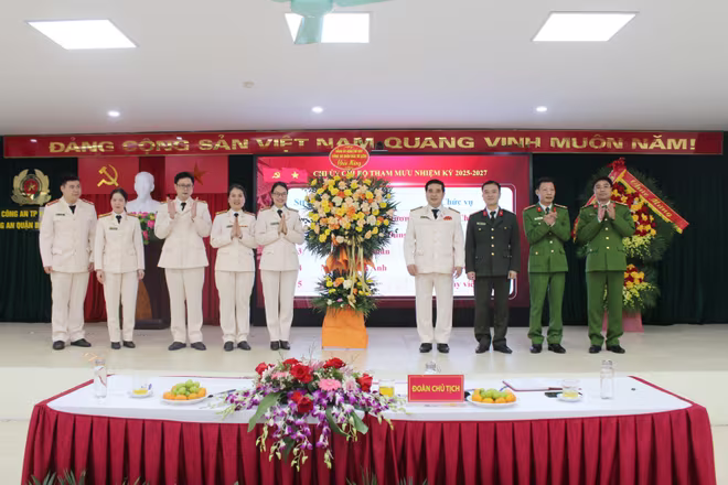 Ban chấp hành Đảng bộ CAQ Bắc Từ Liêm tặng hoa chúc mừng Chi ủy Chi bộ Tham mưu nhiệm kỳ 2025-2027 Ban chấp hành Đảng bộ CAQ Bắc Từ Liêm tặng hoa chúc mừng Chi ủy Chi bộ Tham mưu nhiệm kỳ 2025-2027