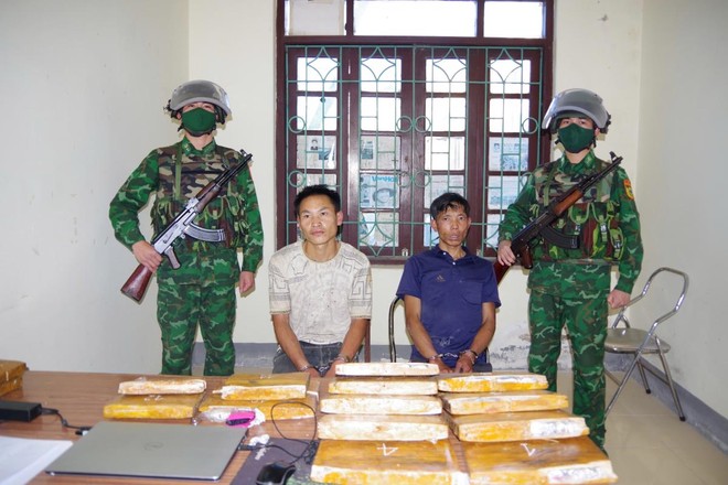 Lực lượng chức năng bắt giữ 2 đối tượng cùng tang vật vụ án