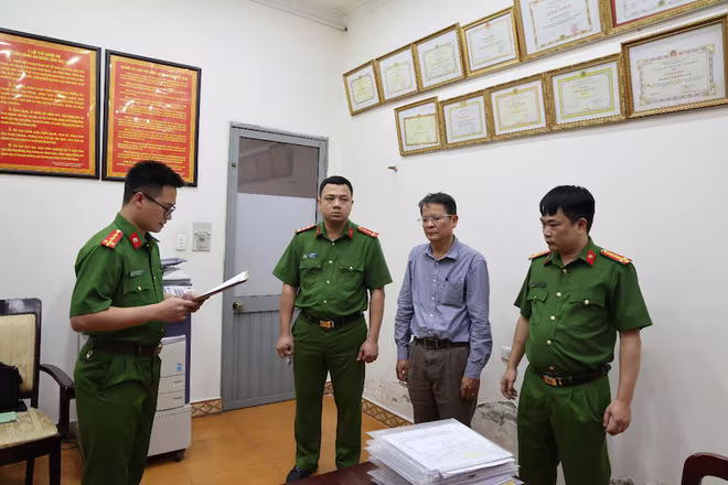 Cơ quan CSĐT Công an tỉnh Phú Thọ thi hành bắt giữ và khám xét đối với Trần Hồng Hà, Phó Giám đốc Trung tâm Kiểm định Khu vực II