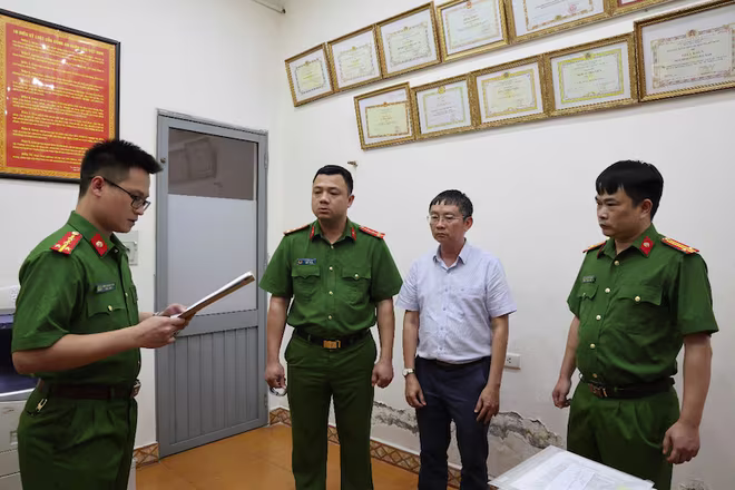 Cơ quan CSĐT Công an tỉnh Phú Thọ thi hành bắt giữ Lê Chung Phúc, Trưởng trạm Kiểm định Đông Sài Gòn thuộc Trung tâm kiểm định Khu vực II