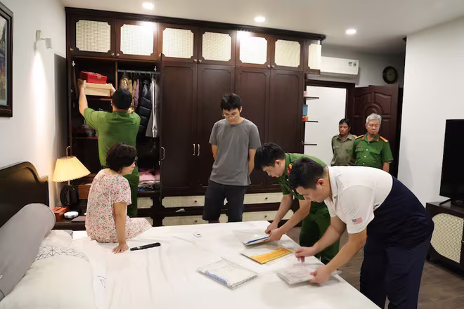 Cơ quan điều tra thực hiện lệnh khám xét nơi ở các đối tượng