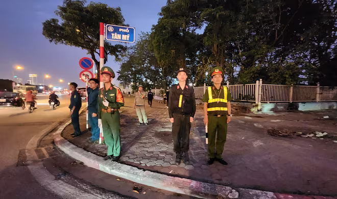 Các lực lượng CSCĐ, Cảnh sát trật tự CATP phối hợp cùng Bộ tư lệnh Thủ đô lập chốt kiểm soát chống ùn tắc giao thông, bán hàng vi phạm quy định trật tự đô thị tại khu vực đường Tân Mỹ, cửa ngõ lối vào sự kiện Các lực lượng CSCĐ, Cảnh sát trật tự CATP phối hợp cùng Bộ tư lệnh Thủ đô lập chốt kiểm soát chống ùn tắc giao thông, bán hàng vi phạm quy định trật tự đô thị tại khu vực đường Tân Mỹ, cửa ngõ lối vào sự kiện
