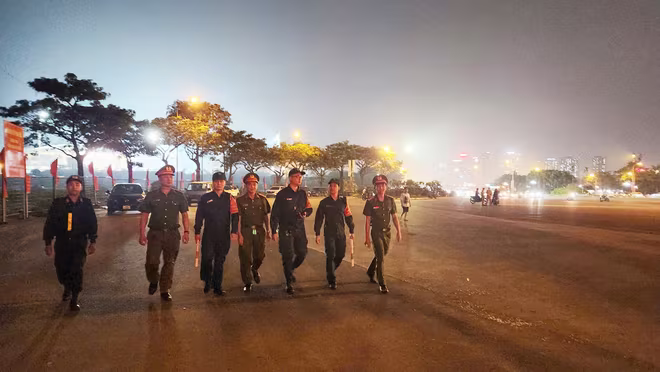 CAP Phú Đô và các đơn vị nghiệp vụ CATP Hà Nội tuần tra kiểm soát khu vực bên ngoài trận địa pháo hoa CAP Phú Đô và các đơn vị nghiệp vụ CATP Hà Nội tuần tra kiểm soát khu vực bên ngoài trận địa pháo hoa