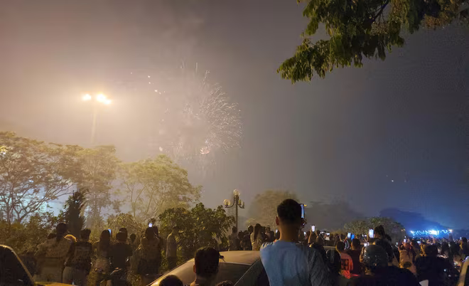 Hàng nghìn người dân đã đến xem chương trình Hẹn ước Bắc - Nam và chiêm ngưỡng màn pháo hoa rực rỡ Hàng nghìn người dân đã đến xem chương trình Hẹn ước Bắc - Nam và chiêm ngưỡng màn pháo hoa rực rỡ