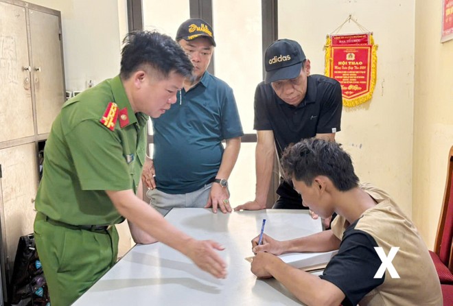 Đồng chí Phó Giám đốc Công an tỉnh Lạng Sơn ghi lời khai Tòng Văn Vương