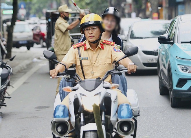 Thí sinh được lực lượng CSGT hỗ trợ đưa đến điểm thi do xe đạp điện gặp sự cố
