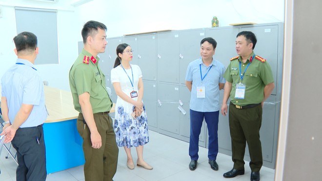 Đại tá Nguyễn Tiến Thắng, Trưởng phòng An ninh chính trị nội bộ (ngoài cùng bên phải) kiểm tra khu vực bảo quản đề thi, bài thi tại điểm thi
