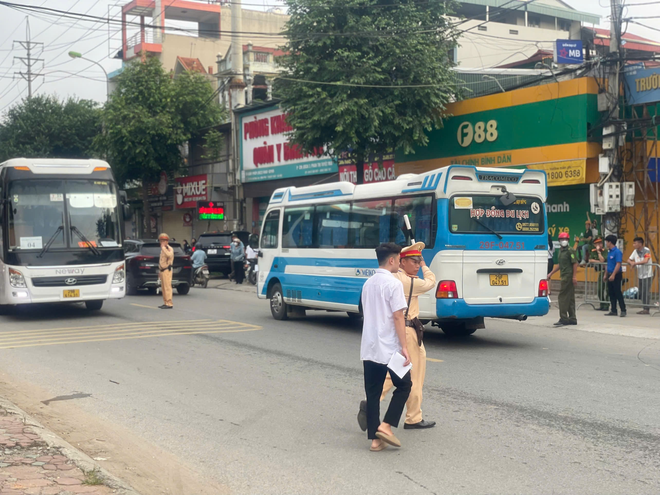 Lực lượng công an hỗ trợ thí sinh tại điểm thi trên địa bàn huyện Thạch Thất
