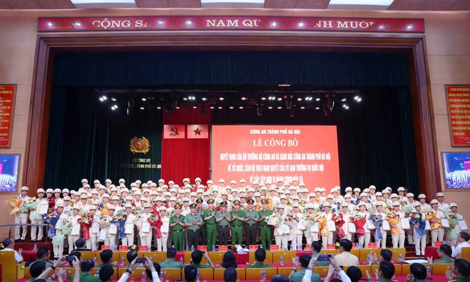 Đảng ủy, Ban Giám đốc chúc mừng 126 đồng chí được bổ nhiệm giữ chức danh Trưởng Công an cấp xã theo mô hình tổ chức mới