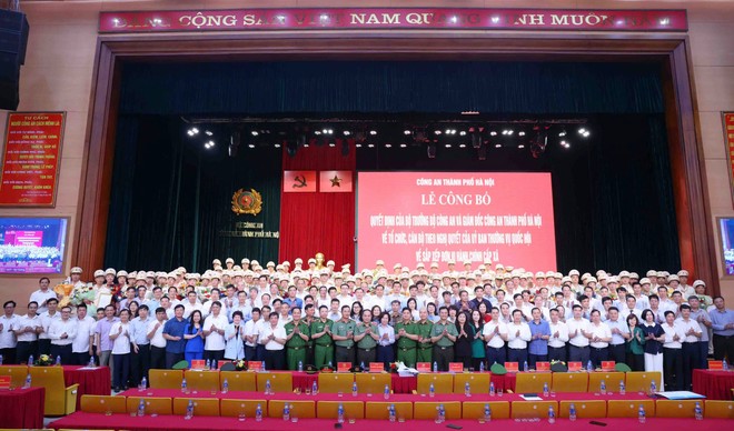 Lãnh đạo Công an thành phố và đại diện lãnh đạo Đảng ủy, HĐND, UBND chúc mừng Trưởng Công an 126 phường, xã mới