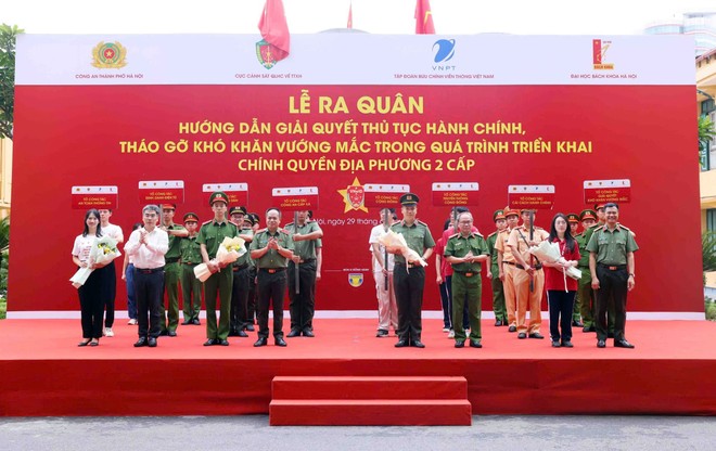 Trung tướng Nguyễn Thanh Tùng, Ủy viên Ban Thường vụ Thành ủy, Bí thư Đảng ủy, Giám đốc CATP; Đại tá Ngô Như Cường, Phó Cục trưởng Cục Cảnh sát QLHC về TTXH Bộ Công an; PGS.TS Huỳnh Đăng Chính, Phó Giám đốc Đại học Bách khoa Hà Nội; Đại tá Nguyễn Ngọc Quyền tặng hoa các đội hình tại lễ ra quân