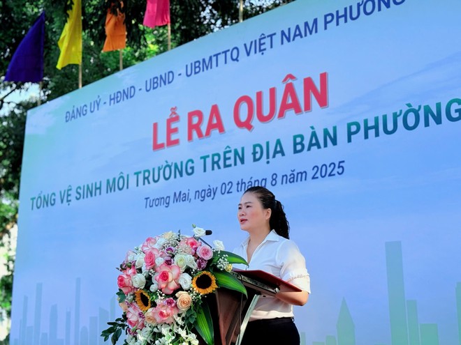 Bà Đào Thị Thu Hằng, Chủ tịch UBND phường Tương Mai phát biểu tại lễ ra quân