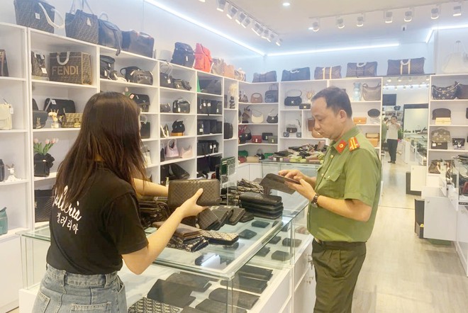 Lực lượng chức năng đã phát hiện nhiều sản phẩm giả các nhãn hiệu nổi tiếng trong cơ sở kinh doanh tại khu đô thị Mỹ Đình, phường Từ Liêm