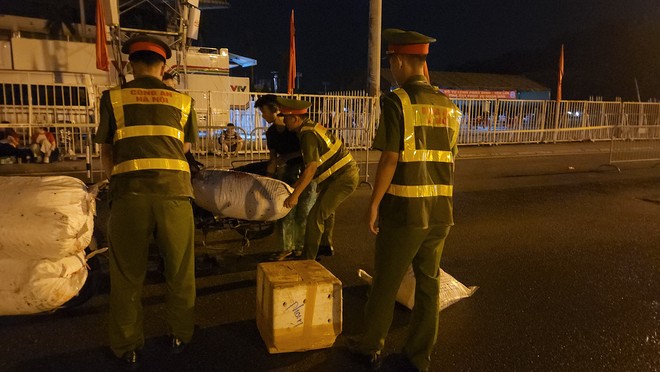 Không nề hà khó khăn, các CBCS Công an giúp người dân sắp dọn hàng hóa