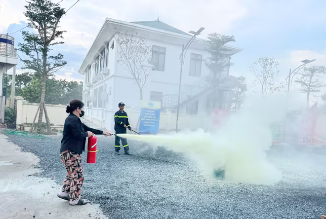 Các học viên được hướng dẫn và sử dụng phương tiện chữa cháy tại chỗ để dập tắt đám cháy giả định