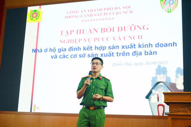 Trung tá Cao Nguyễn Song Phước - Cán bộ Đội Chữa cháy và CNCH Khu vực số 29 - Phòng Cảnh sát PCCC&amp;CNCH CATP Hà Nội truyền đạt một số nội dung trong buổi tuyên truyền