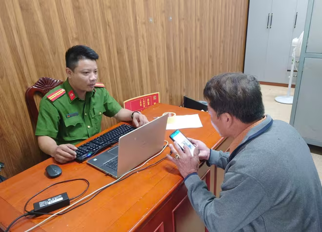 Ông N.V.H trình bày sự việc với Công an phường Vinh Lộc Ông N.V.H trình bày sự việc với Công an phường Vinh Lộc