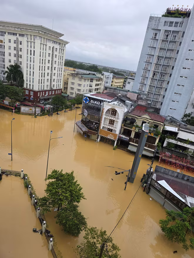 Nhiều khu vực của TP Huế chìm sâu trong biển nước Nhiều khu vực của TP Huế chìm sâu trong biển nước