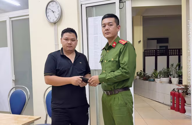 CBCS Công an phường Vĩnh Tuy bàn giao tài sản cho anh Triệu Văn Tứ ngay trong đêm 29-10 CBCS Công an phường Vĩnh Tuy bàn giao tài sản cho anh Triệu Văn Tứ ngay trong đêm 29-10