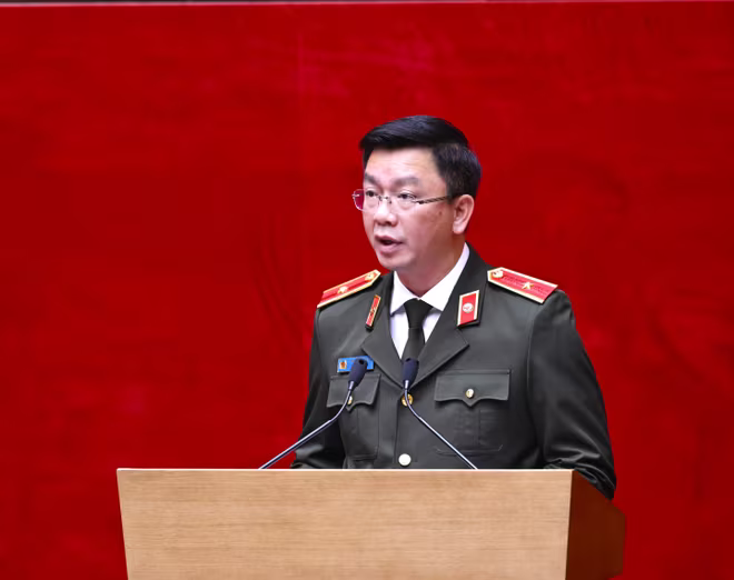 Thiếu tướng Phạm Kim Đĩnh, Cục trưởng Cục Công tác chính trị phát biểu tại hội nghị Thiếu tướng Phạm Kim Đĩnh, Cục trưởng Cục Công tác chính trị phát biểu tại hội nghị