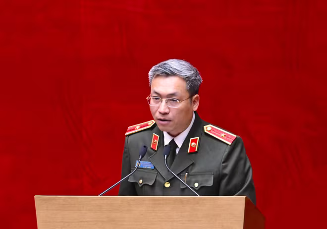 Thiếu tướng Nguyễn Quốc Toản, Chánh Văn phòng Bộ Công an trình bày báo cáo tình hình, kết quả công tác tháng 10/2025 của lực lượng CAND