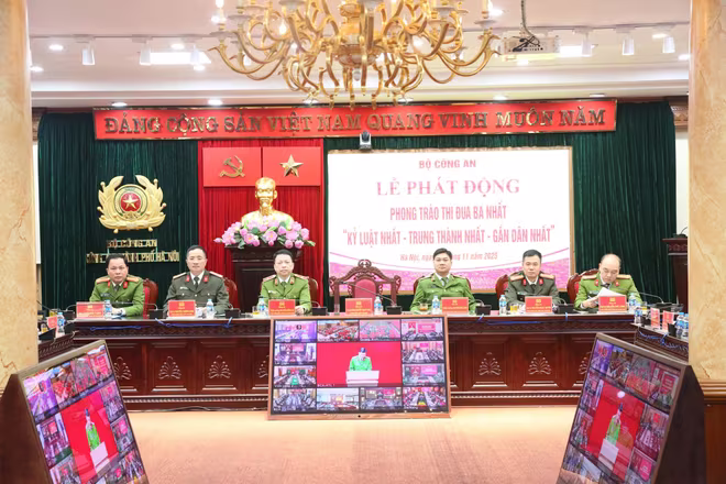 Hội nghị được tổ chức bằng hình thức trực tuyến đến Công an các đơn vị, địa phương (hình ảnh tại điểm cầu CATP Hà Nội) Hội nghị được tổ chức bằng hình thức trực tuyến đến Công an các đơn vị, địa phương (hình ảnh tại điểm cầu CATP Hà Nội)