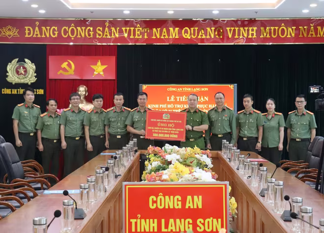 Đại tá Nguyễn Ngọc Quyền, Phó Bí thư Đảng ủy, Phó Giám đốc CATP Hà Nội dẫn đầu đoàn công tác trao quà ủng hộ nhân dân và Công an tỉnh Lạng Sơn Đại tá Nguyễn Ngọc Quyền, Phó Bí thư Đảng ủy, Phó Giám đốc CATP Hà Nội dẫn đầu đoàn công tác trao quà ủng hộ nhân dân và Công an tỉnh Lạng Sơn