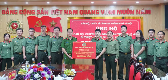 Đại tá Lê Văn Tuân, Phó Giám đốc CATP Hà Nội trao quà ủng hộ Công an tỉnh Nghệ An Đại tá Lê Văn Tuân, Phó Giám đốc CATP Hà Nội trao quà ủng hộ Công an tỉnh Nghệ An