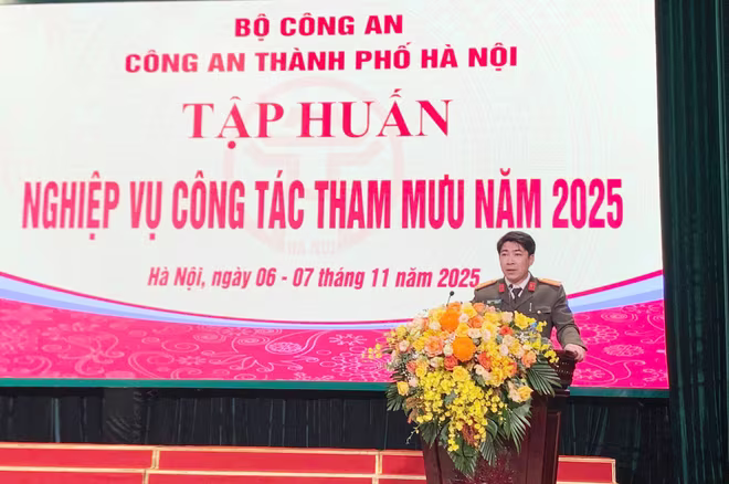 Trung tá Đặng Thanh Tùng - Phó Trưởng khoa Nghiệp vụ cơ bản, Học viện Chính trị CAND trình bày chuyên đề tại lớp bồi dưỡng...