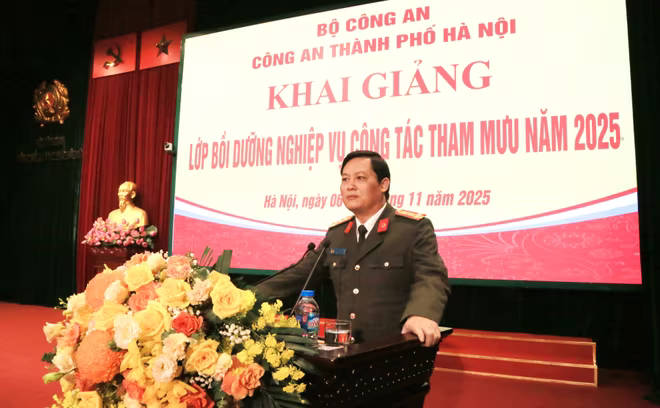 Đại tá Mai Xuân Thảo - Phó Chánh Văn phòng Bộ Công an truyền đạt chuyên đề...