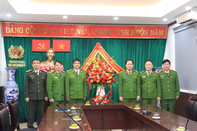 Đại tá Lê Văn Tuân tặng hoa chúc mừng Trại tạm giam số 2 Đại tá Lê Văn Tuân tặng hoa chúc mừng Trại tạm giam số 2