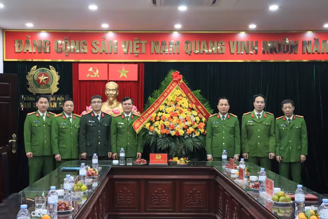 Đại tá Lê Văn Tuân - Phó Giám đốc CATP tặng hoa chúc mừng tập thể cán bộ, chiến sĩ Trại tạm giam số 1 Đại tá Lê Văn Tuân - Phó Giám đốc CATP tặng hoa chúc mừng tập thể cán bộ, chiến sĩ Trại tạm giam số 1