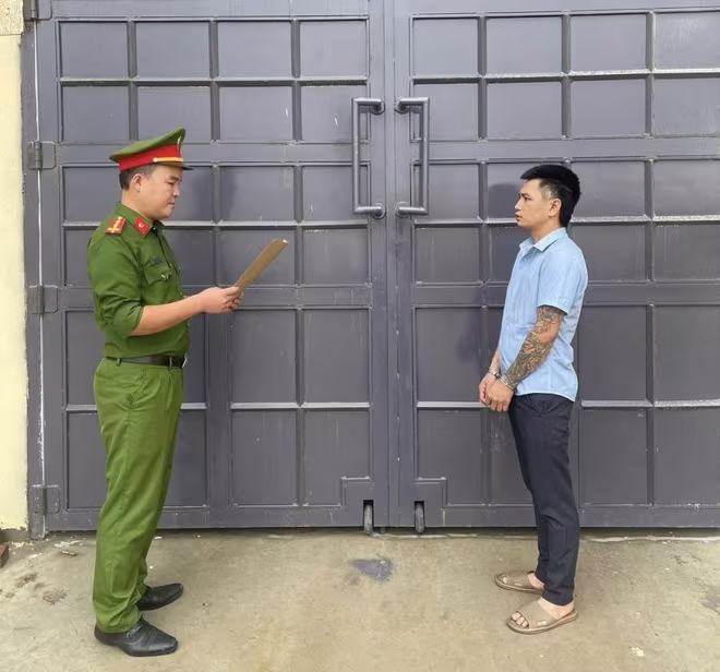 Cơ quan Cảnh sát điều tra tống đạt Quyết định khởi tố vụ án, Quyết định khởi tố bị can và Lệnh tam giam đối với Hoàng Đình Đạt