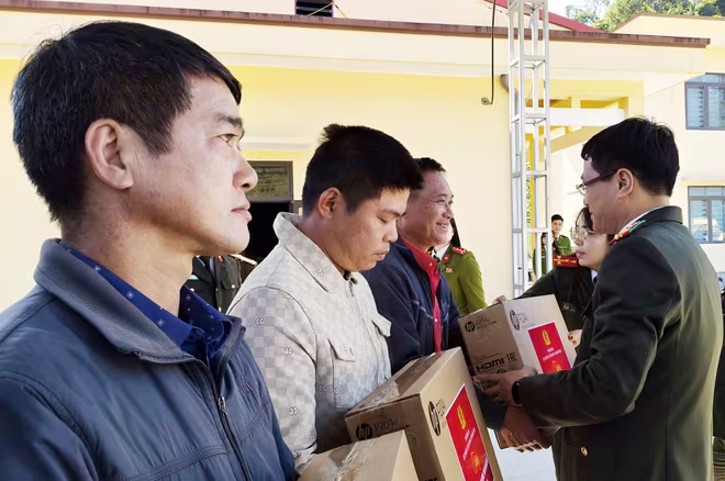 Đoàn công tác trao tặng 20 bộ máy tính cho UBND xã Bạch Thông Đoàn công tác trao tặng 20 bộ máy tính cho UBND xã Bạch Thông