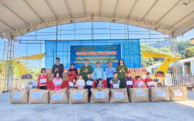 Đại diện Đoàn thanh niên, Hội phụ nữ Cục Quản lý xây dựng và doanh trại, Bộ Công an, Công an xã Hoài Đức, Hà Nội và Đội Quản lý thị trường số 24 tặng quà các em học sinh có hoàn cảnh khó khăn Đại diện Đoàn thanh niên, Hội phụ nữ Cục Quản lý xây dựng và doanh trại, Bộ Công an, Công an xã Hoài Đức, Hà Nội và Đội Quản lý thị trường số 24 tặng quà các em học sinh có hoàn cảnh khó khăn