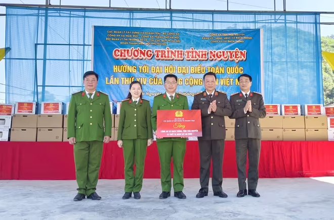 Công an xã Bạch Thông tiếp nhận 22 bộ camera do Cục Quản lý xây dựng và doanh trại Bộ Công an trao tặng Công an xã Bạch Thông tiếp nhận 22 bộ camera do Cục Quản lý xây dựng và doanh trại Bộ Công an trao tặng