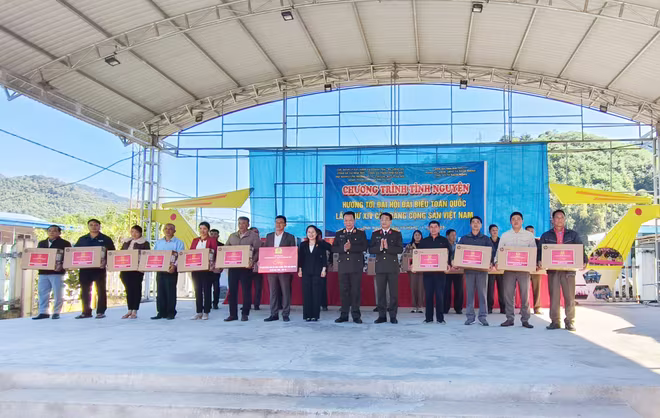 Đoàn công tác trao tặng 20 bộ máy tính cho UBND xã Bạch Thông Đoàn công tác trao tặng 20 bộ máy tính cho UBND xã Bạch Thông