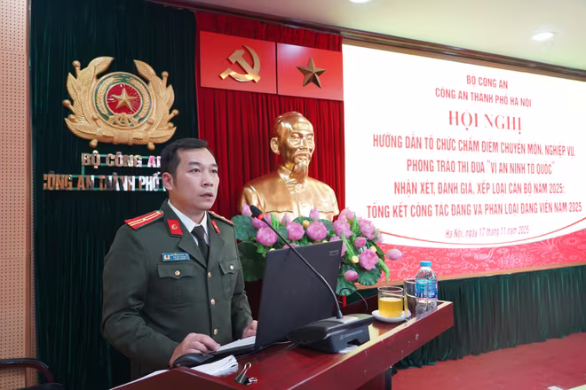 Thiếu tá Nguyễn Quang Linh, Phó Đội trưởng Đội Tham mưu tổng hợp, Phòng Tham mưu trình bày nội dung tập huấn tại Hội nghị Thiếu tá Nguyễn Quang Linh, Phó Đội trưởng Đội Tham mưu tổng hợp, Phòng Tham mưu trình bày nội dung tập huấn tại Hội nghị