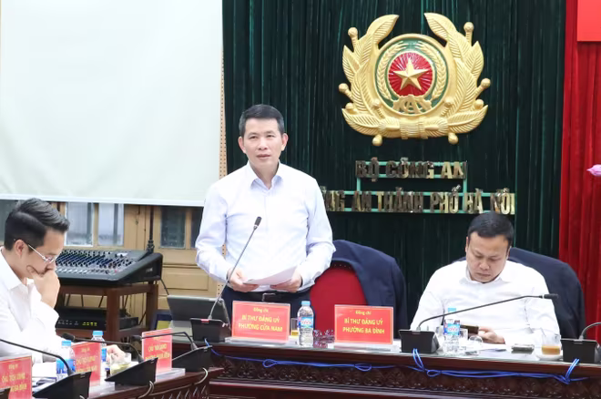 Đồng chí Phạm Tuấn Long, Bí thư Đảng ủy phường Cửa Nam phát biểu tại hội nghị