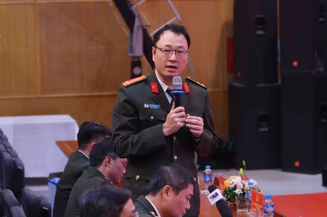 Thượng tá Triệu Mạnh Tùng, Phó Cục trưởng Cục An ninh mạng và phòng chống tội phạm sử dụng công nghệ cao trao đổi với phóng viên báo chí tại tọa đàm Thượng tá Triệu Mạnh Tùng, Phó Cục trưởng Cục An ninh mạng và phòng chống tội phạm sử dụng công nghệ cao trao đổi với phóng viên báo chí tại tọa đàm