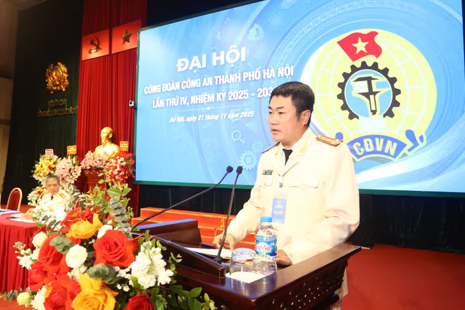 Thượng tá Lương Đức Hải, Trưởng ban Công đoàn CATP phát biểu tại Đại hội